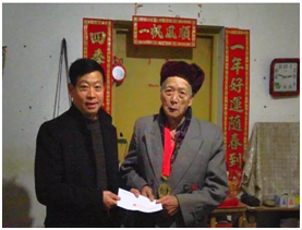 人大代表进社区走访慰问暖人心
